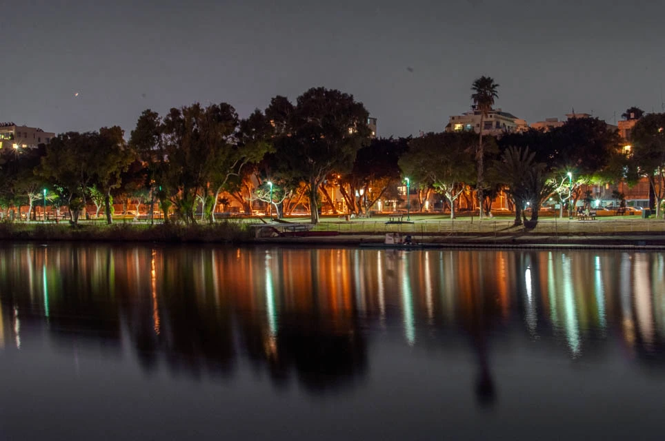 פארק הירקון בלילה