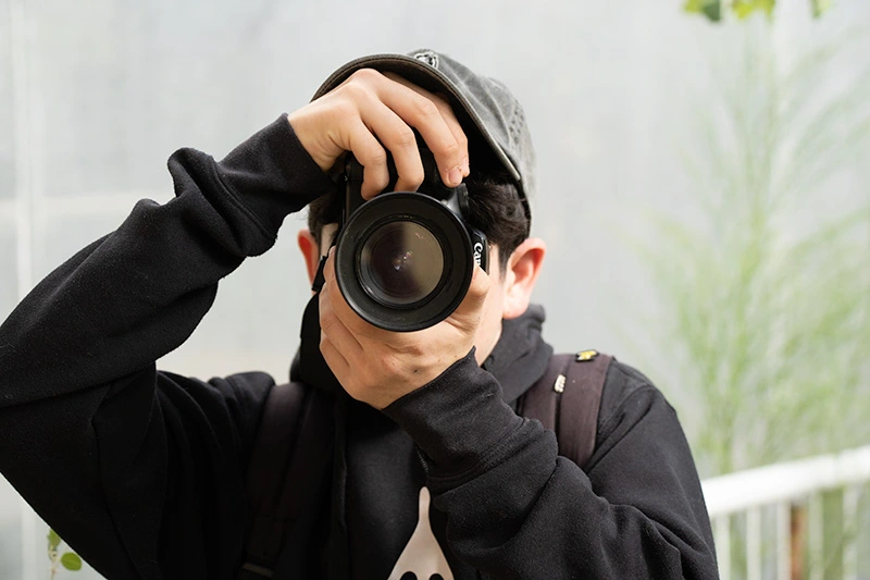 קורס צילום למתחילים בירושלים- צילום פורטרט עם רקע מטושטש בגו הבוטני