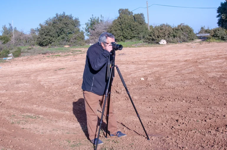 קורס צילום מתקדמים בירושלים – משתתף מצלם בשטח עם חצובה