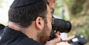תלמיד בקורס צילום למתחילים בירושלים מתרגל צילום עם מצלמה