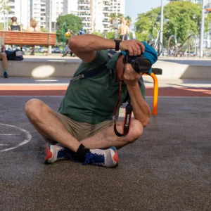 משתתף בקורס צילום למתחילים בתל אביב מצלם תנועה מזווית נמוכה בפארק הירקון עם מצלמת קנון