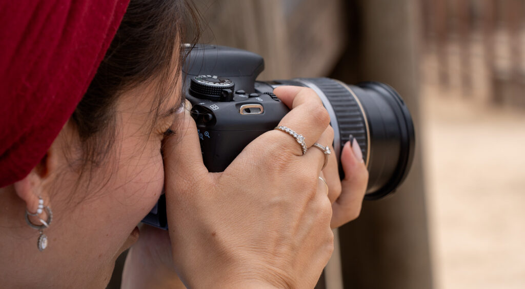 קורס צילום למתחילים בירושלים – משתתפת מצלמת עם מצלמת DSLR