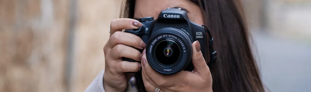 קורס צילום למתחילים בראשון לציון – תלמידה מצלמת במצלמת Canon