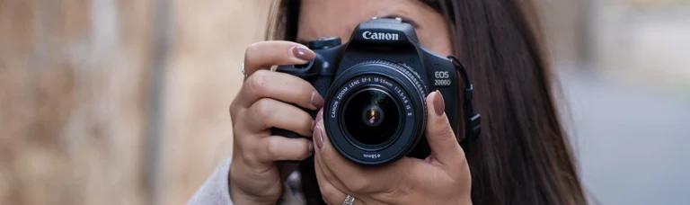 קורס צילום למתחילים בראשון לציון – תלמידה מצלמת במצלמת Canon