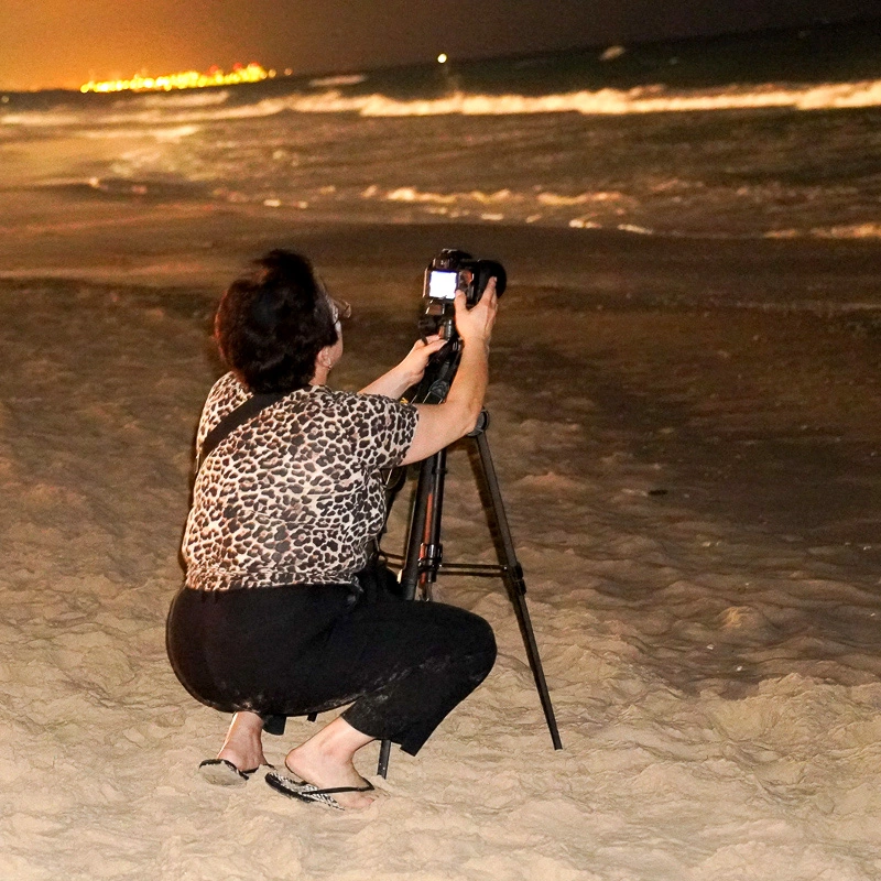 סיור צילום לילה בחוף הים כחלק מקורס צילום למתחילים בראשון לציון