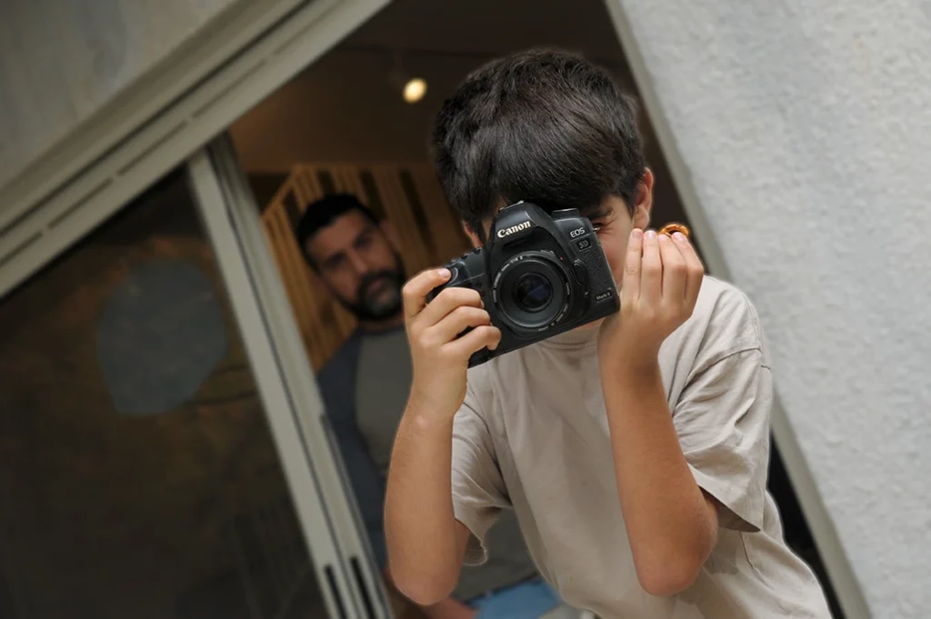 ילד-מצלם-בסדנת-צילום-לילדים