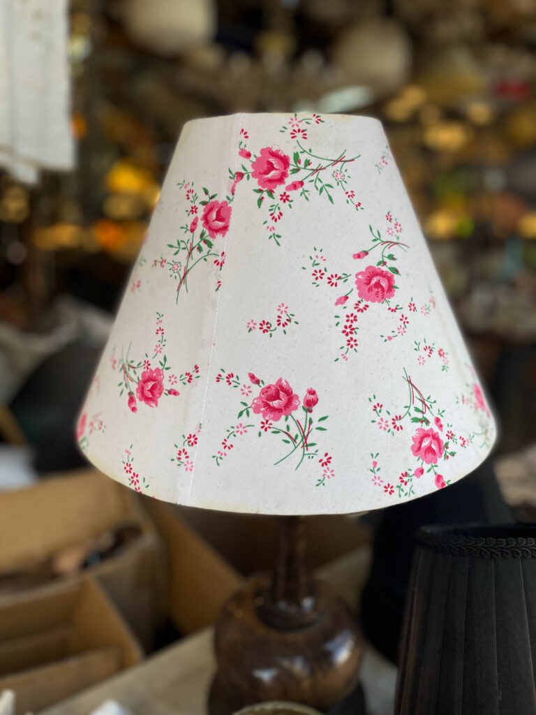 אהיל פרחוני בשוק הפשפשים