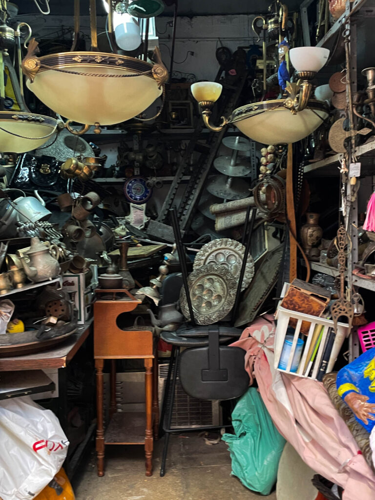 חנות עתיקות בשוק הפשפשים