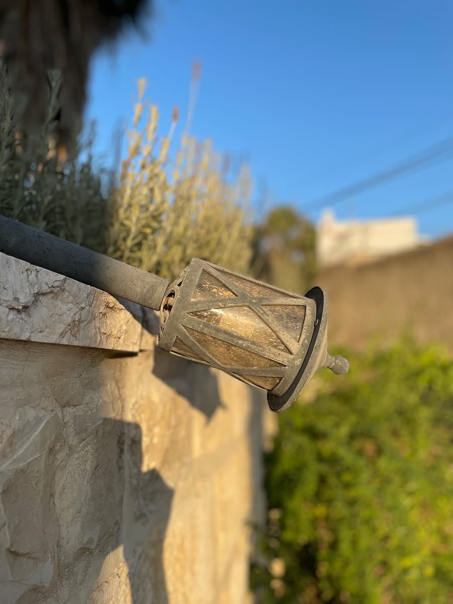 פנס ישן על קיר אבן בעין כרם