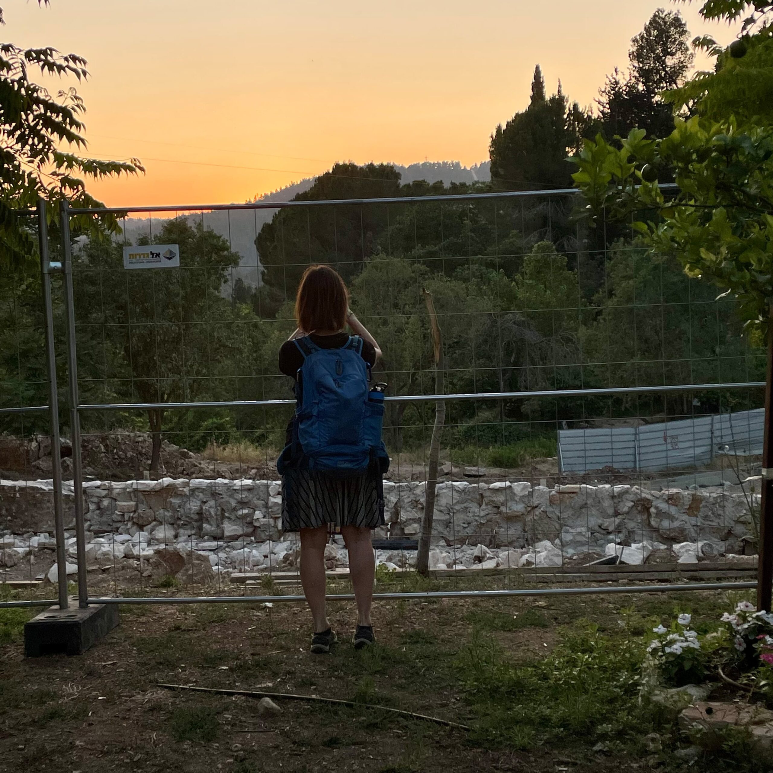 משתתפת בסדנת צילום בסמארטפון בעין כרם מצלמת שקיעה