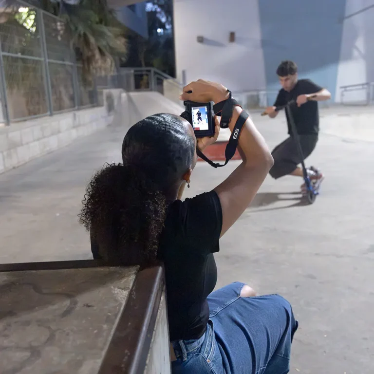קורס-צילום-בראשון-לציון--סיור-צילום-בסקייטפארק