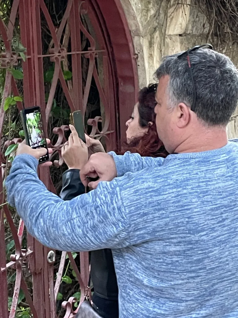 זוג מצלם בסמארטפון בסדנת צילום בעין כרם
