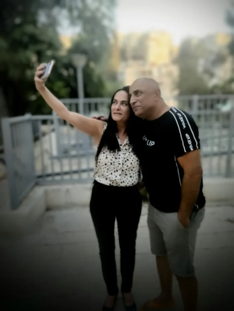 זוג מצטלם בסלפי בסדנת צילום בסמארטפון