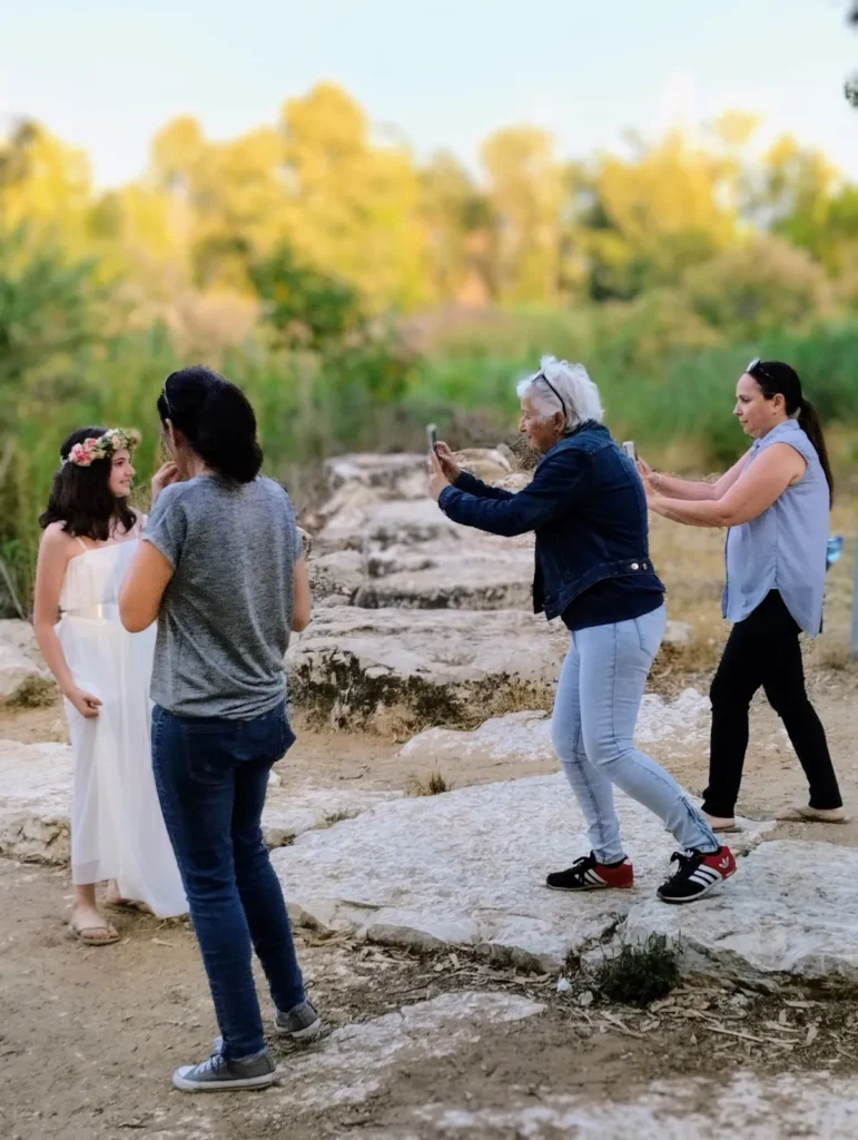משפחה מצלמת בסמארטפון בסדנת צילום