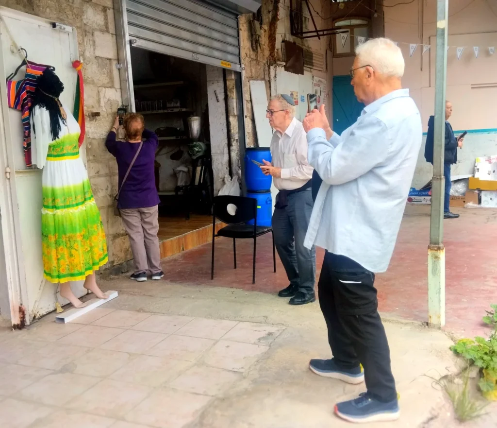 משתתפים מצלמים בשוק בסדנת צילום בסמארטפון