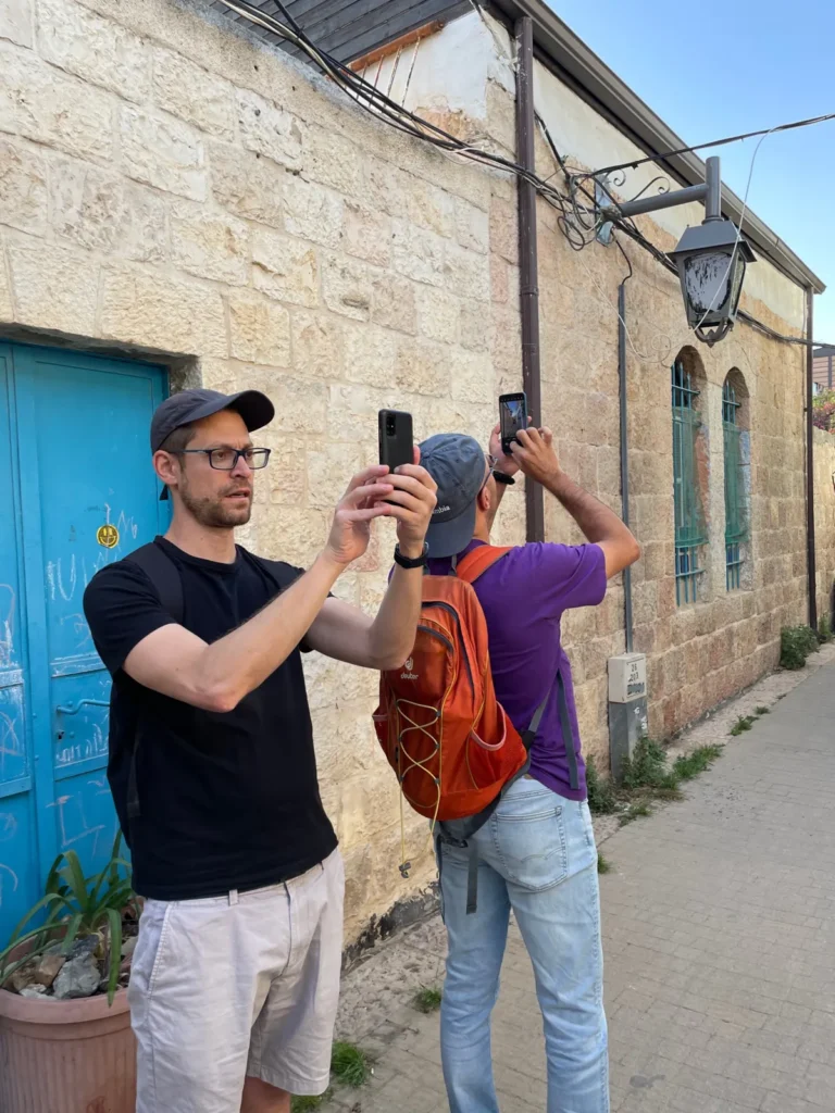 משתתפים מצלמים בסמטה בסדנת צילום בסמארטפון